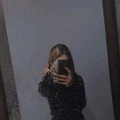 komu_v001's profile picture. carpe diem🖤🥀