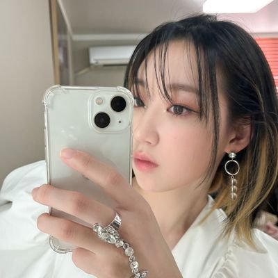 ultweeekly's profile picture. #신지윤: K-pop industry is shaking because of weᵉekly 🪐