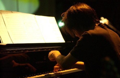 石川県金沢市出身。全方位型音楽家。メイン楽器はピアノ・キーボード。