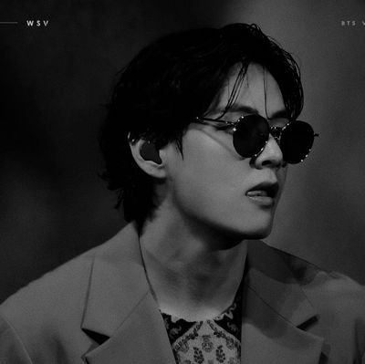 𝐈𝐋𝐋𝐔𝐒𝐎𝐈𝐑𝐄. 1995 — Captivating visual make him more charismatic plus his best voice will make everyone love him, named 𝐤𝐢𝐦 𝐭𝐚𝐞𝐡𝐲𝐮𝐧𝐠.