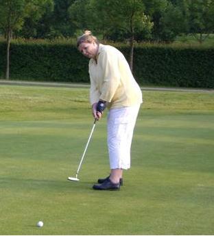 Loves (playing) golf. Verpleegkundige hartbewaking en Eerste Harthulp. Lekkere wijnen, whiskeys en whisky's.