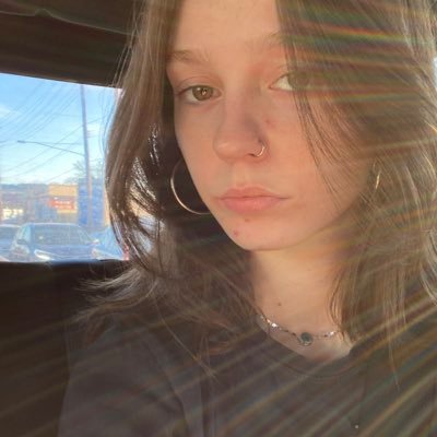 elizabfletch's profile picture. deez.