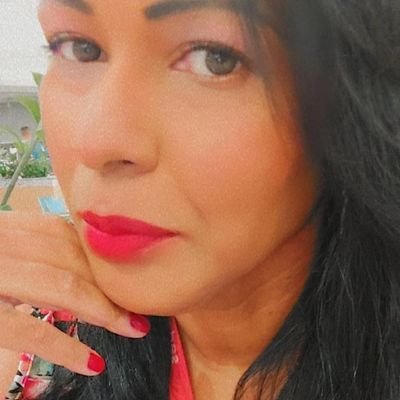 Consultora de Imóveis,
Pedagoga,
Filha e herdeira de um Pai que tudo, pode!
Solteira,
LEOA INSUPORTAVEL,
Vitoriosa, imagem e semelhança de Deus,
LIVRE!!!!