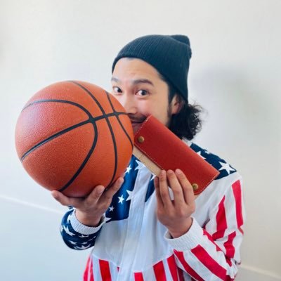 '83鹿児島生🙋🏻♂️ゲストを呼んでジャンクなバスケトークをお届けDailyBasketballのMC🏀 もっともっとバスケが盛り上がりますように🙏 元俳優→コード・ブルー、レ・ミゼラブル他🏀バスケ革小物とアパレルの 「A Sunny Side Land」ブランドオーナー