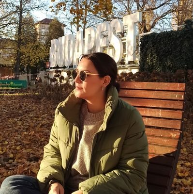 Tecn. superior en Dietética y Nutrición.
Maestra de Educación Primaria, mención Educación Especial. 
Máster en Atención a la diversidad y NEE.