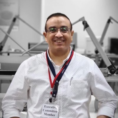 رجل على باب الله يحمل قناعاته في قلبه ، هو كما هو لا يستطيع أن يكون إلا نفسه ، كجدول ماء هو ينساب دوما هنا