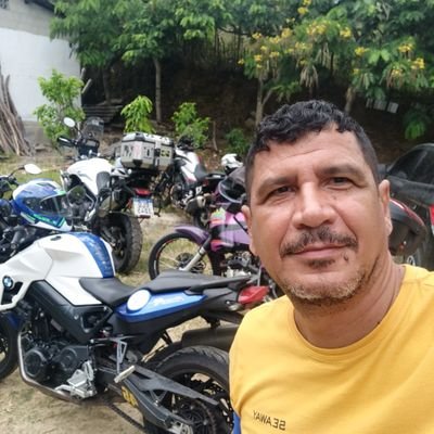 motocicletas, conservador, teimoso e apoiador de Bolsonaro.