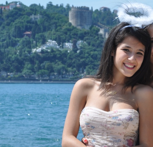 AlizeKirci's profile picture. Seni kalbin boş mudur?Çalsam evde kimse yok mudur?