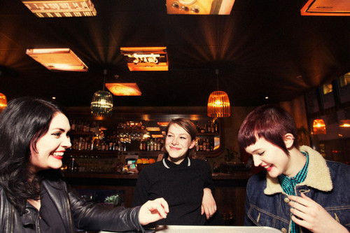 donnistotet's profile picture. Hver tirsdag kl. 1300 er Anette, Alisa og Cecilie DØNN I STØTET på SRIB, et temabasert musikk- og utelivsprogram som skal bevise at alt har et soundtrack.