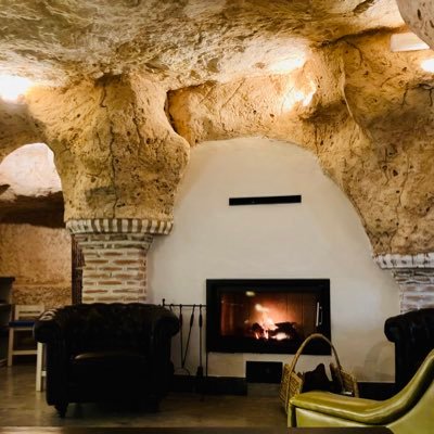 Casa cueva en la provincia de cuenca a medio camino de Madrid y valencia. Ideal para reuniones con amigos capacidad de 8 a 14 personas.