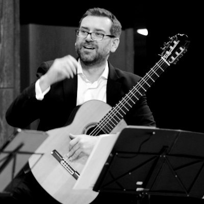 Classical Guitarist / Prof. at BA & Mag. at IMUC Universidad Católica de Chile, Prof. at Mag. at Universidad de Chile. Escobar plays Savarez strings.