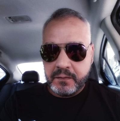 profesor de preparatoria, abogado, por naturaleza rebelde contra el totalitarismo institucional