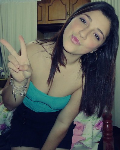 antes de tudo louca pelo meu amor @_daantaa ♥ as vezes louca, as vezes chata meio retardada :B, mais até que sou gente fina eu acho kkkk-