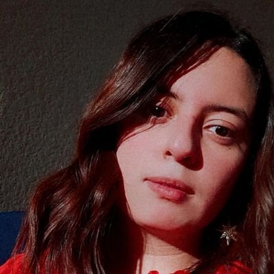 ivonne_sanroy13's profile picture. Soy de tierra firme, pero me la vivo entre satélites desorientados y realidades no inventadas.
☁️ Tesista con nubes en la mente ☁️