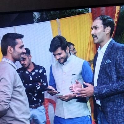 Abhayshukla001's profile picture. अंत ही आरंभ है –: शिवाय
Journalist at @DainikBhaskar