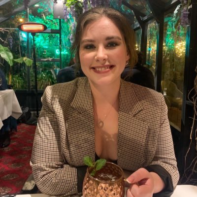 LauBails's profile picture. She/Her ✌️