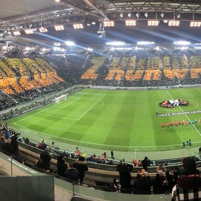 Wielki fan Legii, Warszawy, Polski. Piłka nożna i inne sporty ale tylko z emocjami. Człowiek Orange.