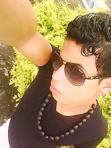Quem tem um amigo, mesmo que um só, não importa onde se encontre, jamais sofrerá de solidão; poderá morrer de saudades, mas não estará só.