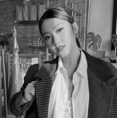 jeongjgg's profile picture. cause you're the reason I believe in fate, you're my paradise. ela/dela