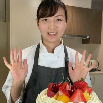 オーストラリア シドニー在住パティシエ/ショコラティエ 先生目指して勉強中です😊ケーキ気軽にフォローしてください!同業者の方、ケーキやチョコレート好きな方、海外に興味ある方と繋がりたいです。TAE cert 4 専攻中TAFE patisserie cert4 #オーダーメイドケーキ #海外パティシエ #TAFE