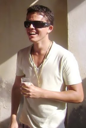 Fugitivo de um mal que não me assombra mais,pesadelos constantes já não tenho mais,forças reunidas em buscas da paz! ²