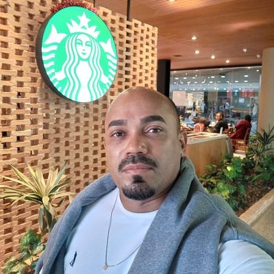Ser humano vagando por uma atmosfera de egos