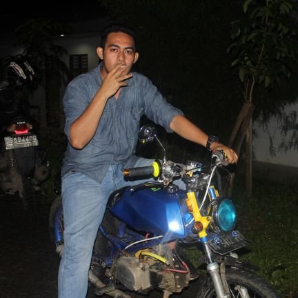 makangbaju's profile picture. Saya di sini untuk menghindari teman di Facebook.