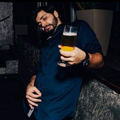 Um badernista. Criado a leite com pêra. A ovo maltino. A pão com mortadela.