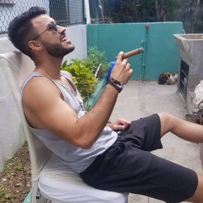Nunca discutas con un idiota, te rebaja a su nivel y ahí pierdes por experiencia.
Dr en Odontologia y seguidor del mejor club del siglo 20 y Rey de Europa🇨🇺❤️
