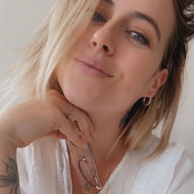 Je suis très sociable, aimable, romantique