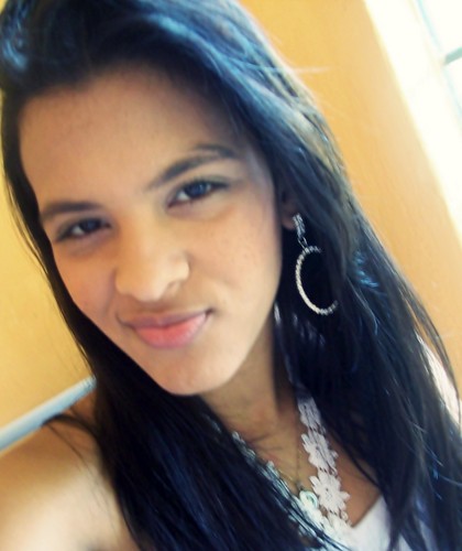 Uma menina muito marrentinha,que se invoca com tudo e com todos,e defende o que pensa quer mais ? Axo que ja é demais