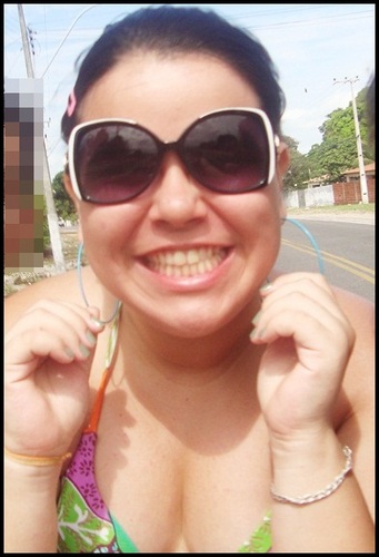 Uma menina sorridente que não tem medo de viver, mesmo que pra isso haja conseguencias.