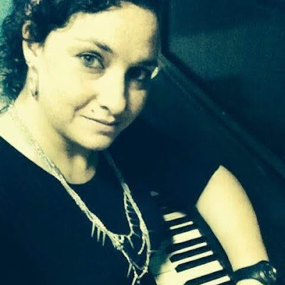 Cantora, professora de música e Musicoterapeuta