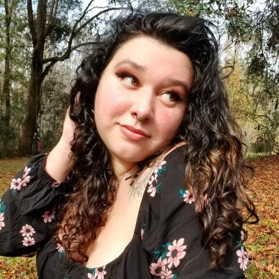 ♡ Magic and Mayhem ♡
#queer | #witch |#latinx ♡
Content Manager @CTCoven ♡ 🎬#Youtuber
