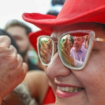 SoaresAluska's profile picture. Tão perdida como alice tão maluca quanto chapeleiro.