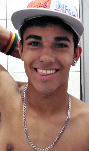 Feliz, sonhador, guerreiro. Só não podem me tirar as coisas boas que eu já fiz pra quem eu amo. Segue ?