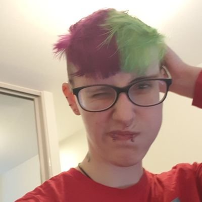 Massive Nerd| Level 22| Films and TV| Witch| ♌| Non-Binary 💛🤍💜🖤|🏳🌈 🌈|Nursing Student 🧑🏻⚕