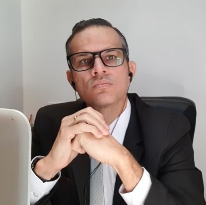 Advogado. Gestor Público. Tri-Campeão do Mundo. Tucano e Covista.