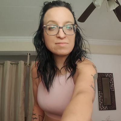 VroniqueThibea1's profile picture. Bienvenue dans mon monde!! 😘Sérieux, drôle, sexuel, troublant...
Si t'es traumatisé par ce que tu lis, c'est que tu t'es égaré. 😉