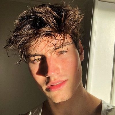 bashgostosao's profile picture. ⠀⠀⌗🎸𓂃 𝟐𝟎𝟎𝟐, better to hαve αn emptч heαrt thαn α 𝔟𝔯𝔬𝔨𝔢𝔫 heαrt