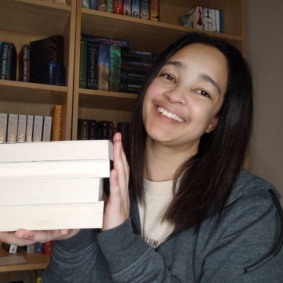Amateur booktuber. I like to talk about books! Fantasy is my bag 💜