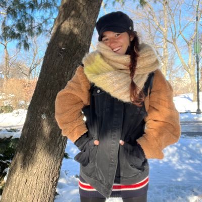 LudmilaPiovano's profile picture. Familiarizandome con el barro, riego letras en el patio