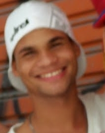Um Moleque Alegre e cheio de Ousadia de 18 anos busca em seus sonhos . Vou viver, cair, aprender, levantar e seguir em frente.