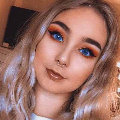 21 year old neurodivergent mental health nurse, completely obsessed with my dogs & Halloween 👩🏼⚕️🎃🐾| J.H ✨
