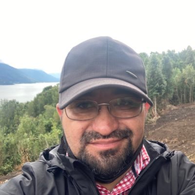 Chileno, nacido en Iquique y reside en la ciudad de Puerto Montt. Cruzado de corazón. Militante DC con orgullo. Administrador Publico como profesión.