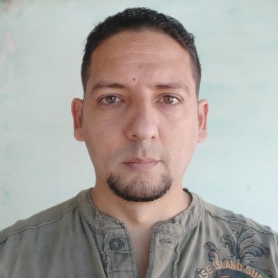 Desarrollador y SysAdmin; Licenciado (Summa Cum Laude) en Ciencias de la Información