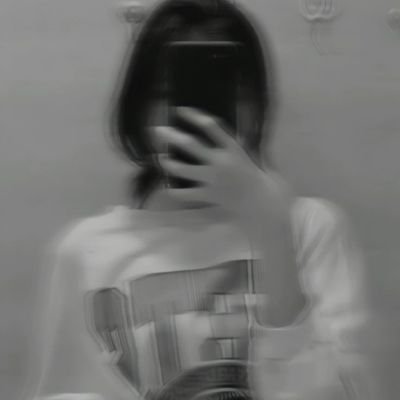 IshaQureshi00's profile picture. chaotic mind. bookholic clinomania