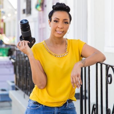 I help creators, influencers & small biz owners create engaging content for social media marketing.