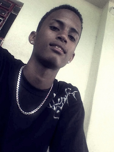 Gosto de sair com os Amigos,Curtir á Vida..
Não se iluda com o Sorriso a Maldade está em Pensamentos