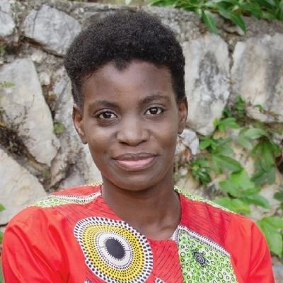 Poétesse, Journaliste, Secrétaire de rédaction à @AyitiEcho, Blogueuse à @coindencre